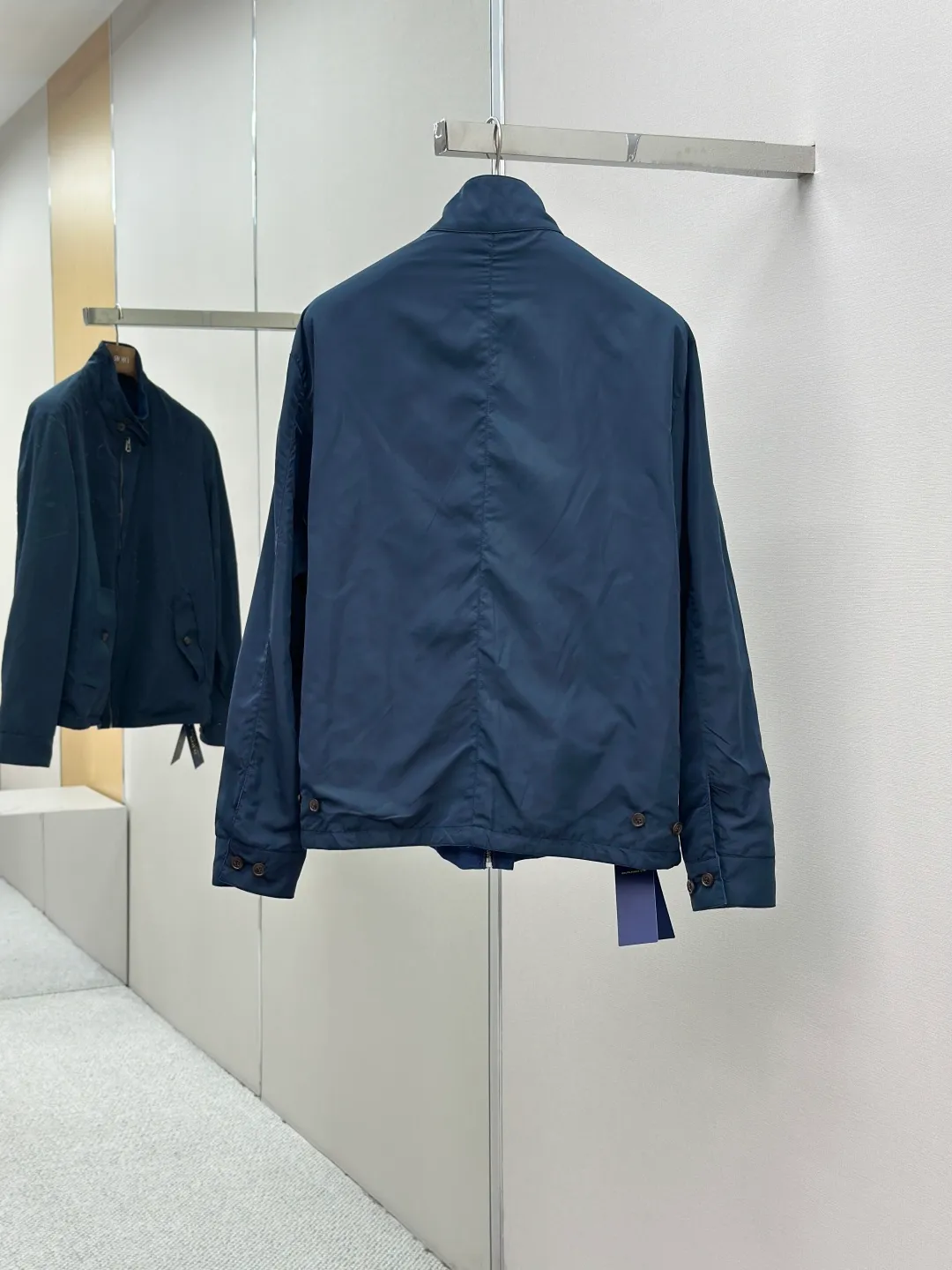 P630 Ralph Lauren logo embroidered reversible jacket. Customized matte moire taffeta and twill jacquard brocade. Light and tough, smooth drape. Comfortable and close to the skin. Quiet dark blue. Elegant style. Twin clothes. Style without boundaries. One side is decorated with twill jacquard brocade and has its own retro filter, like the pocket watch gear of an old-school gentleman. The other side is made of matte moiré taffeta, which brings a sense of relaxation. Casual and casual genes. Exquisite pony logo is embellished throughout, making it highly recognizable. The classic stand-up collar is tied with three hidden buckle tabs. Simplicity dominates complexity. The design philosophy hidden in the details. Double-sided style. One garment hides old money and relaxation. Process 1: Use imported machine embroidery technology. Use advanced computer control system and precise mechanical components to realize the iconic pony embroidery operation. High precision. The lines are smooth and delicate. Process 2: Template machine bag opening. Preset templates guide the position of opening the bag. The accuracy of the shape and size ensures the quality of the bag opening effect. Process 3: Ergonomic three-dimensional tailoring. Return to traditional craftsmanship through segmentation, folding, shrinking, and stretching techniques. The so-called slow work results in fine work, which is respect for the material and the pursuit of feel. Complex workmanship, tedious, slow timeliness, and high loss. Process 4: The fabrics have been carefully washed, and the hand feel and texture are better. Not easy to deform, not easy to shrink, not easy to fade, and maintain long-term beauty. Accessories: Customized Ralph Lauren Fruit buckle Customized Ralph Lauren zipper Customized Ralph Lauren slider Customized Ralph Lauren trademark Version: Fitted version Function: Reversible, free to match Size: S M L XL